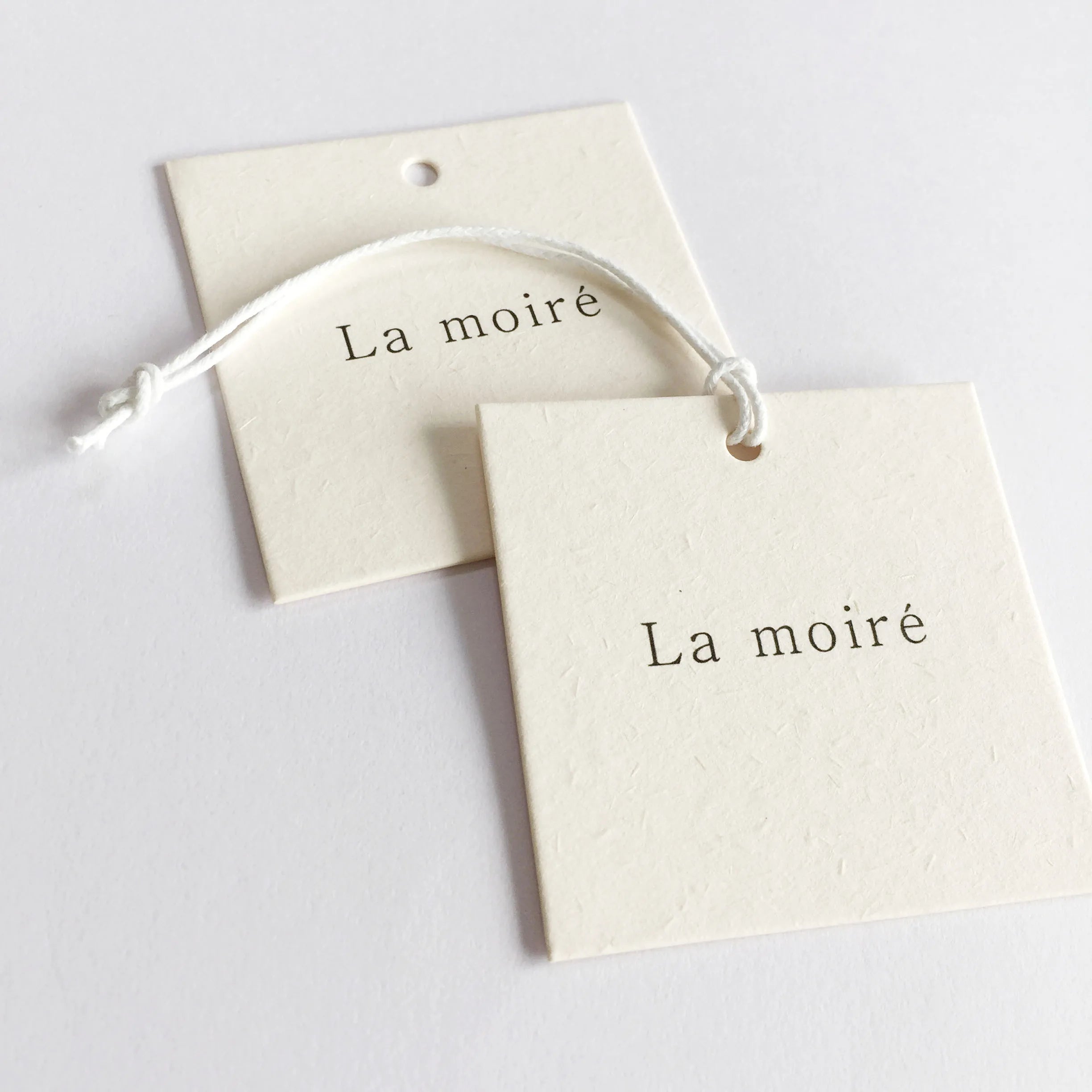200pcs Custom Vintage Paper Hangtag Clothing Price Size Hang Tag 400g 800g Wood Paper with CMYK Logo Printing Recycled Cardboard
