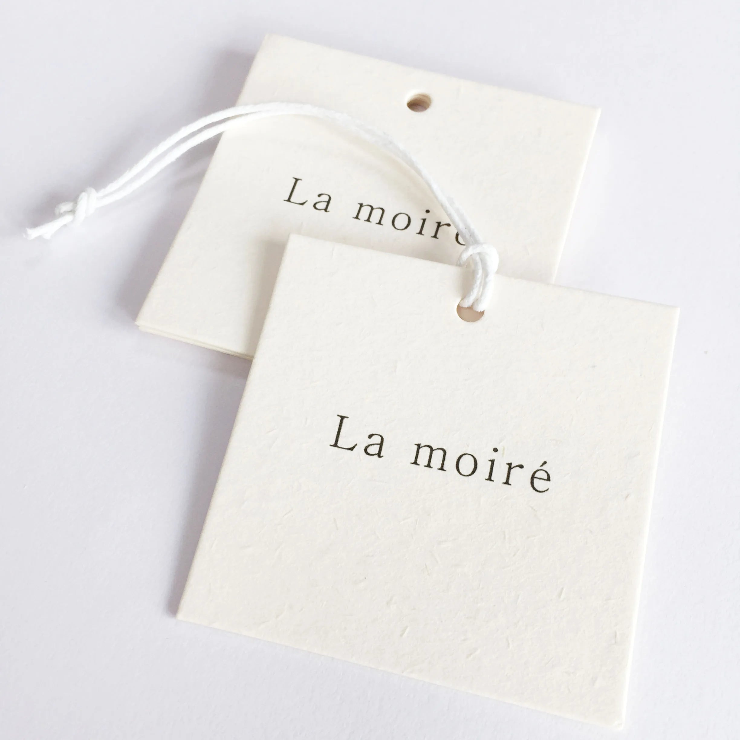 200pcs Custom Vintage Paper Hangtag Clothing Price Size Hang Tag 400g 800g Wood Paper with CMYK Logo Printing Recycled Cardboard