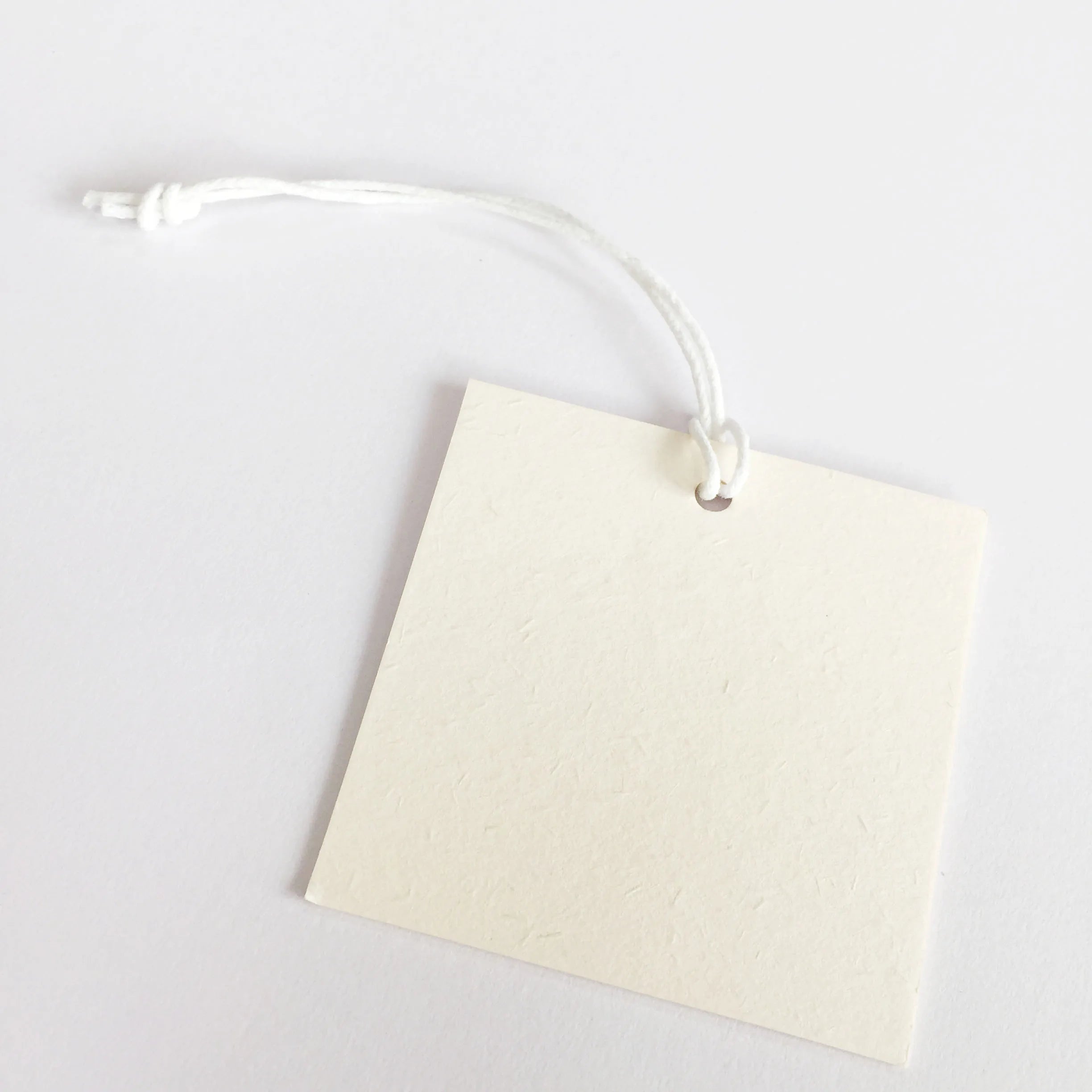 200pcs Custom Vintage Paper Hangtag Clothing Price Size Hang Tag 400g 800g Wood Paper with CMYK Logo Printing Recycled Cardboard