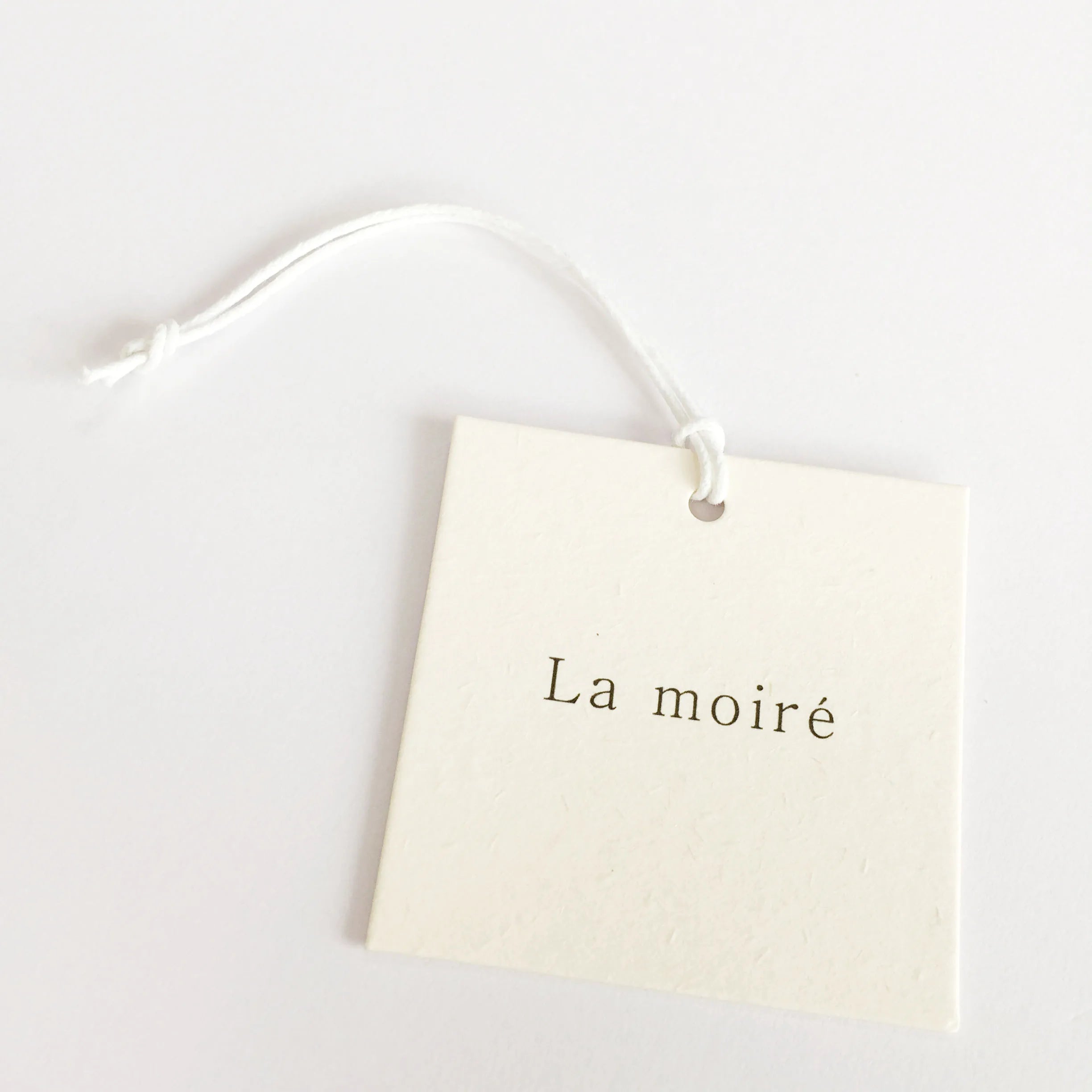 200pcs Custom Vintage Paper Hangtag Clothing Price Size Hang Tag 400g 800g Wood Paper with CMYK Logo Printing Recycled Cardboard