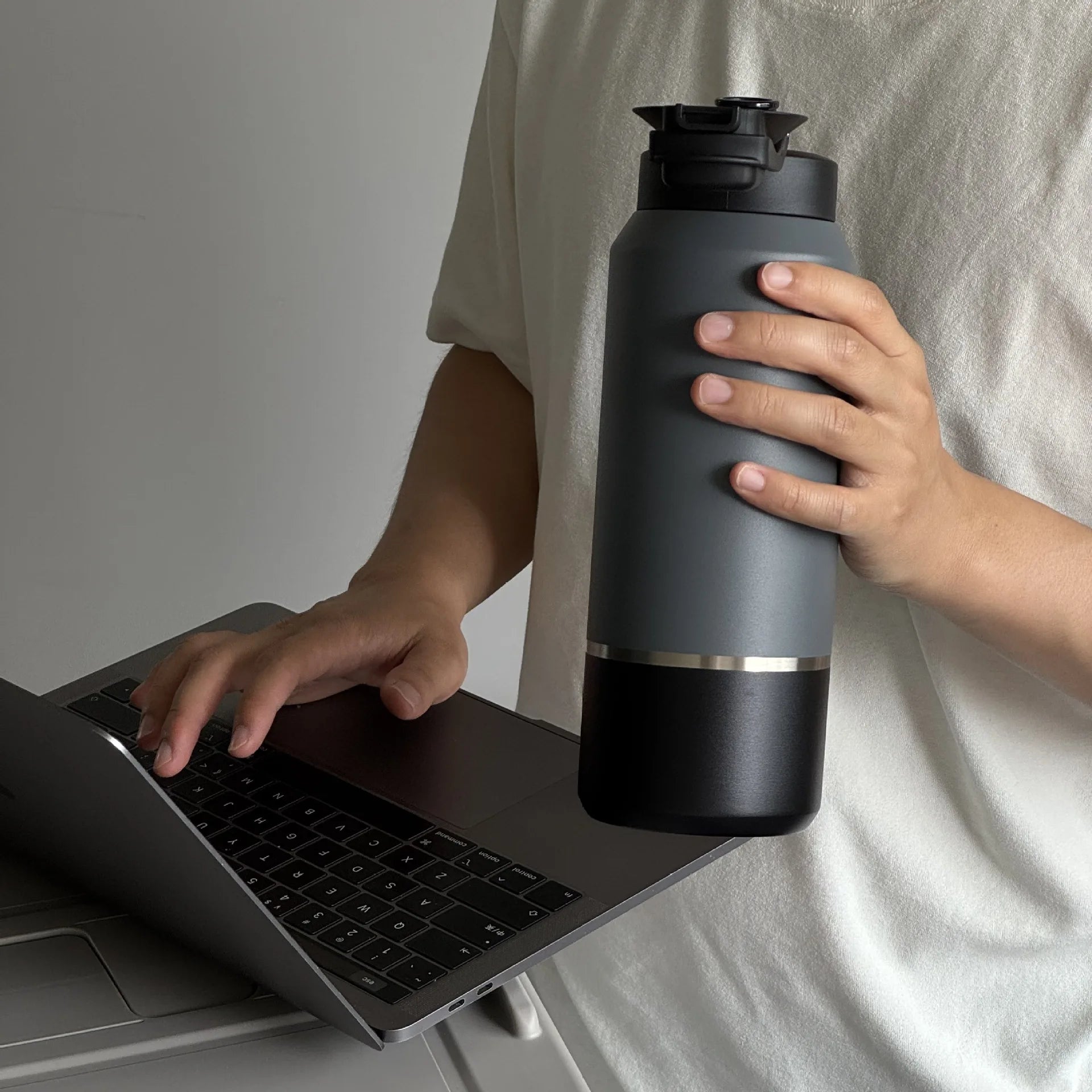 TYESO stainless steel portable sports kettle 2000ml large capacity insulated cup Outdoor portable direct drinking cup