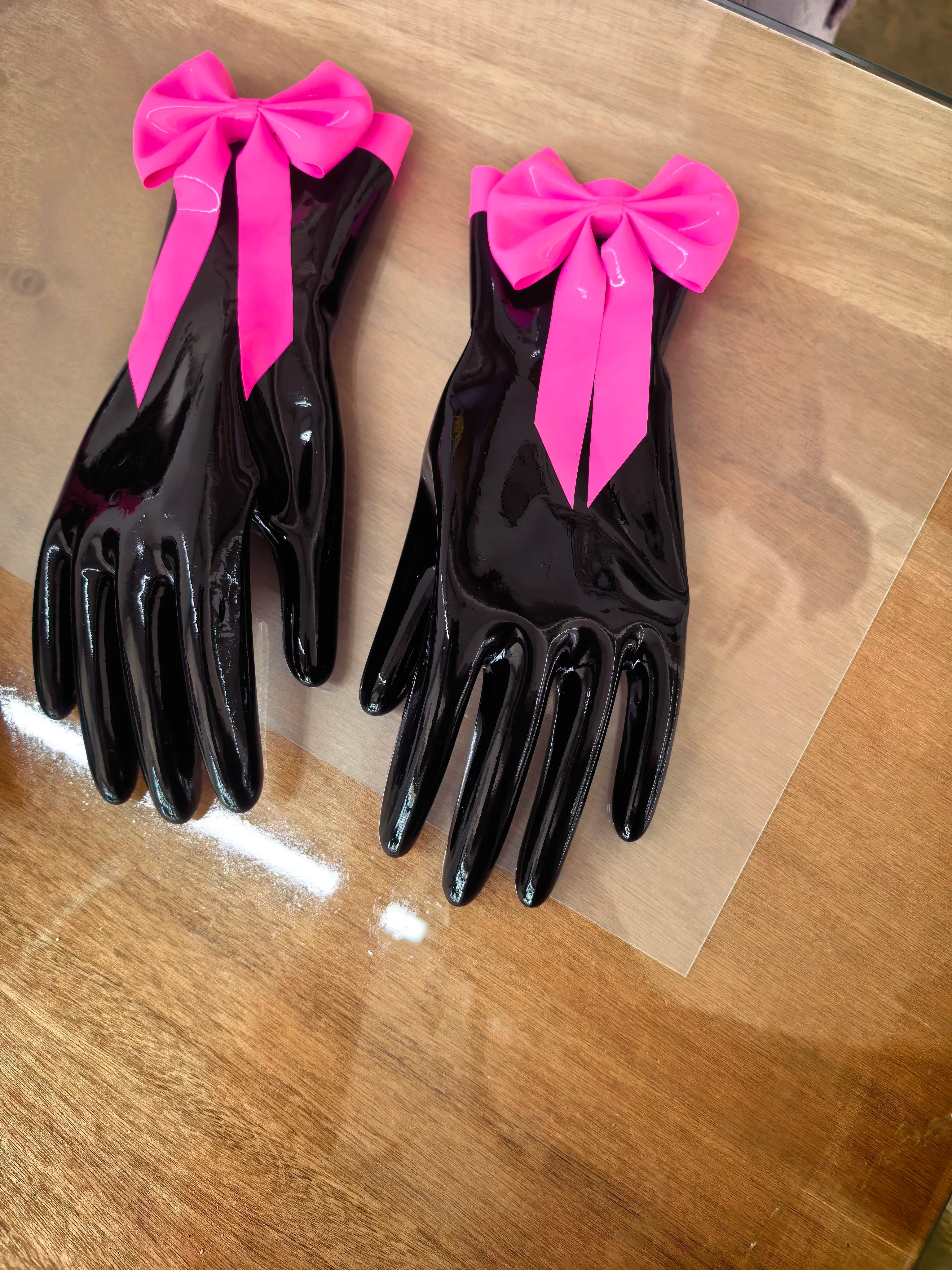 Short latex gloves with color-block design and bowknot