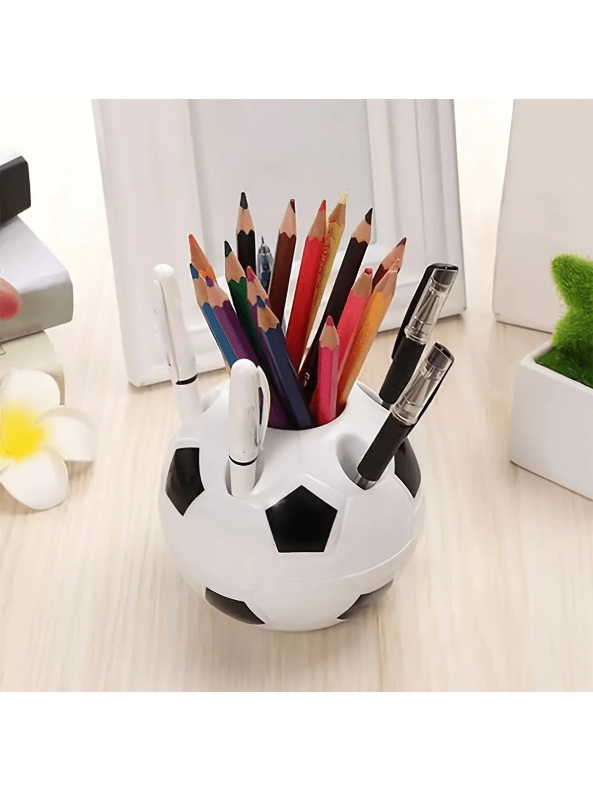 1 Piece of Creative Football-Shaped Pen Holder, Multifunctional Student Office Plastic Pen Holder, Football Pen Holder, Student Pen Holder, Plastic Storage Pen Holder, Room Decoration, Storage, Office Decoration, Back-To-Scho