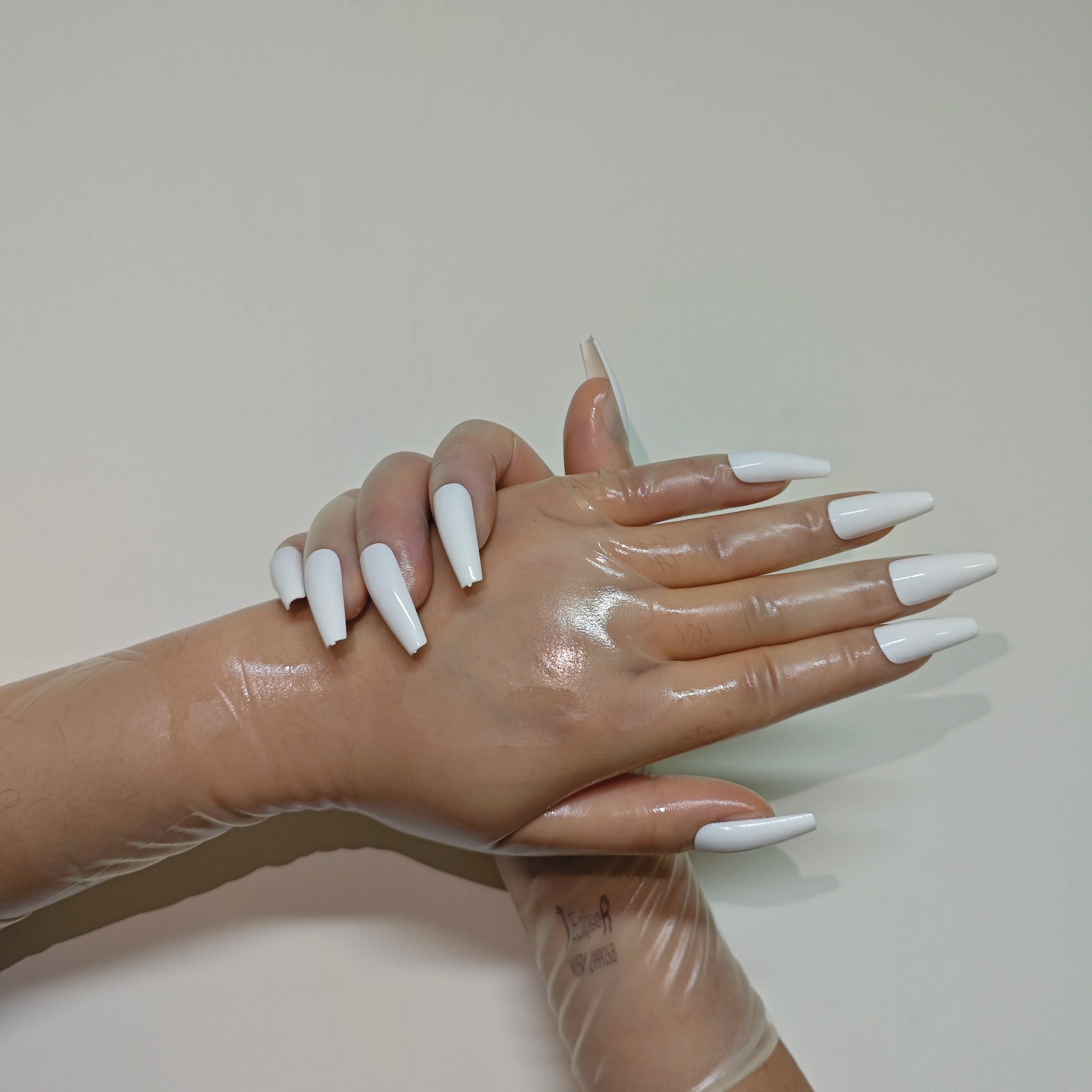 A pair of Malaysian latex material supper thin transparent shiny shiny male to female latex medium long gloves with nail service