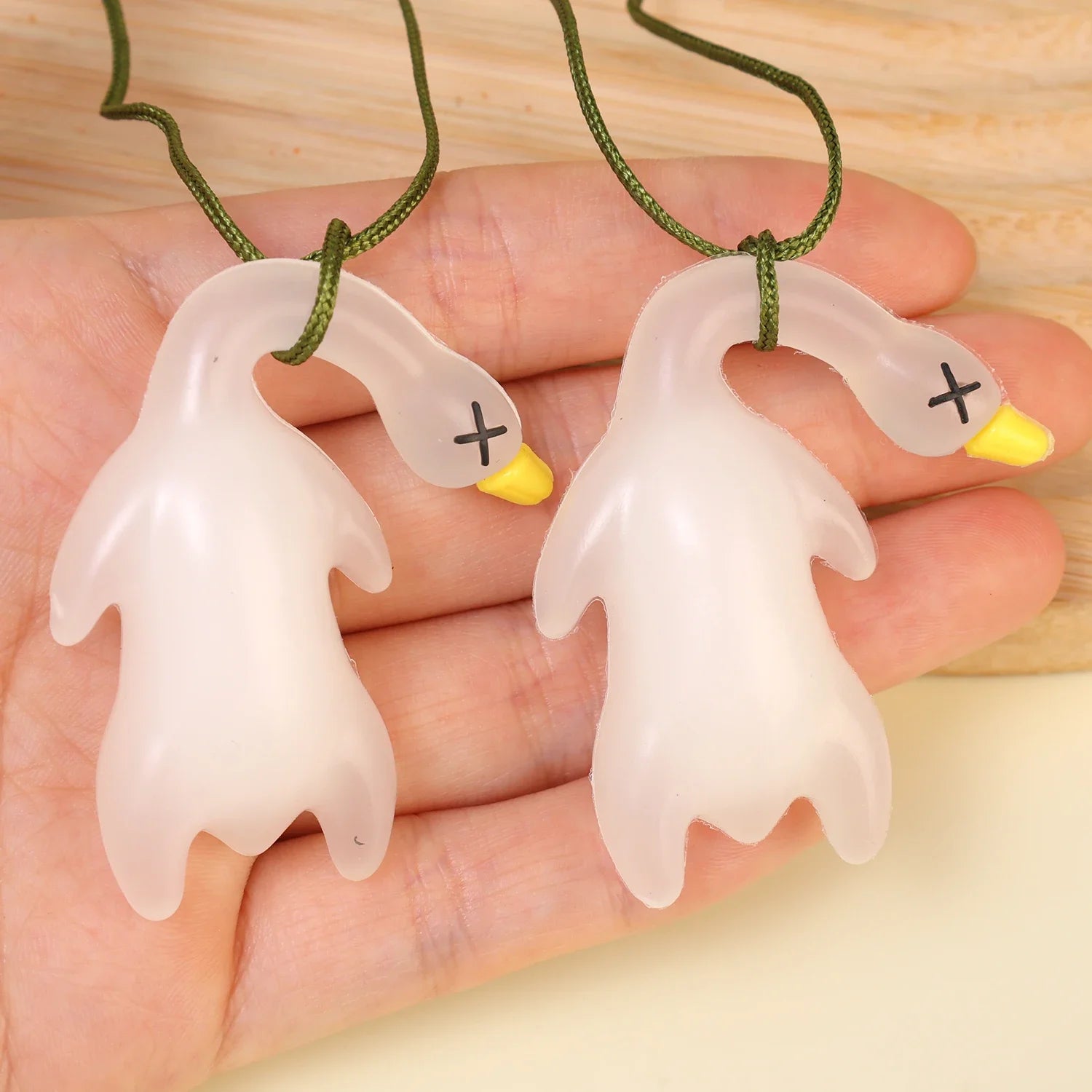 1/2pcs New Color Change Duck Keychain Fashion Funny Goose Pendants for Bag Car Keyrings Cute Cartoon UV Photochromic Key Chains