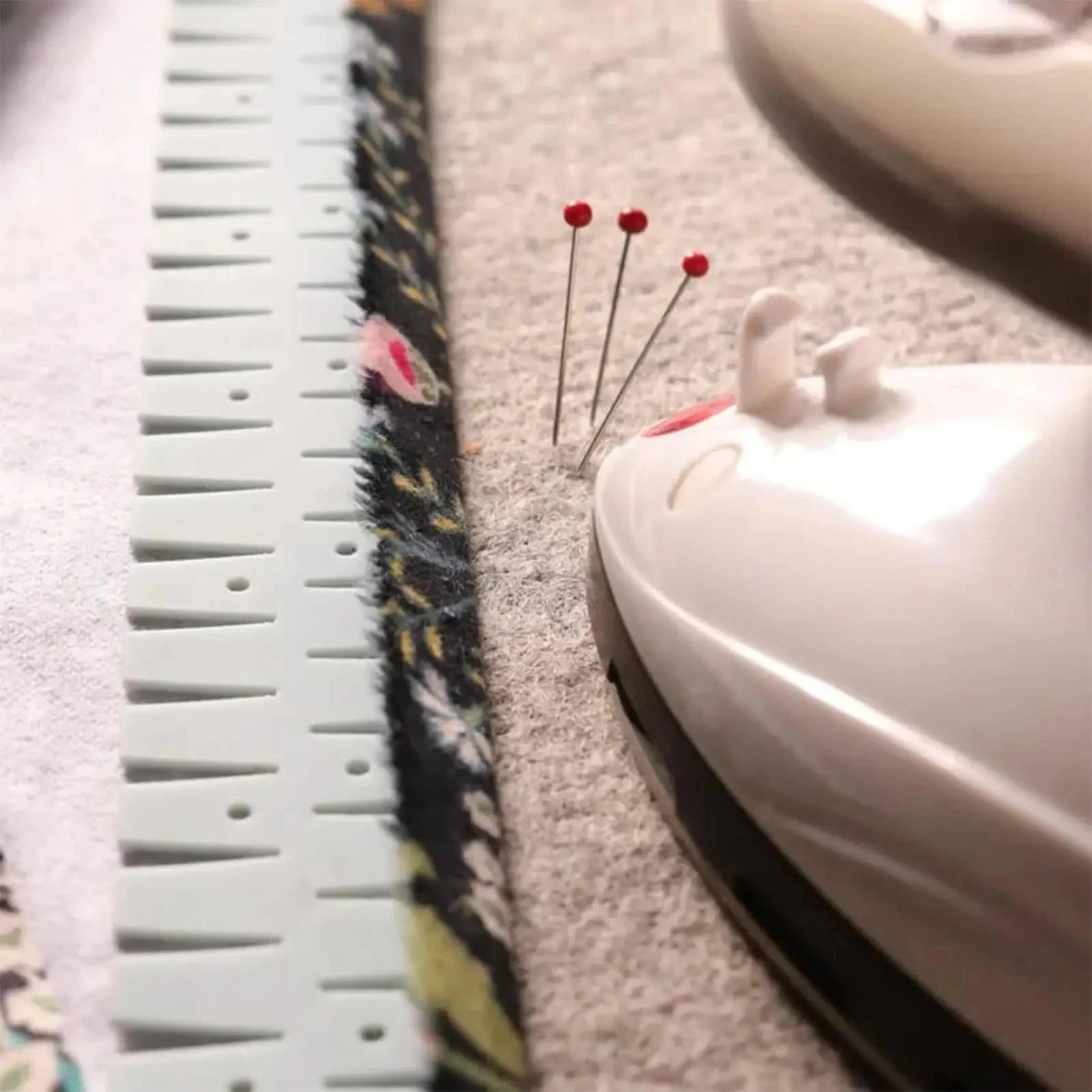 1PCS Silicone Flexible Curve Scale Hemming Tool Heat Resistant Hem Ruler Sewing Auxiliary Tool for Padding Cloth Pants Fabric