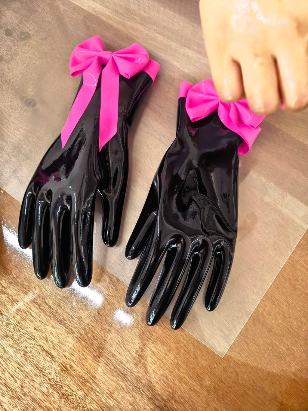 Short latex gloves with color-block design and bowknot