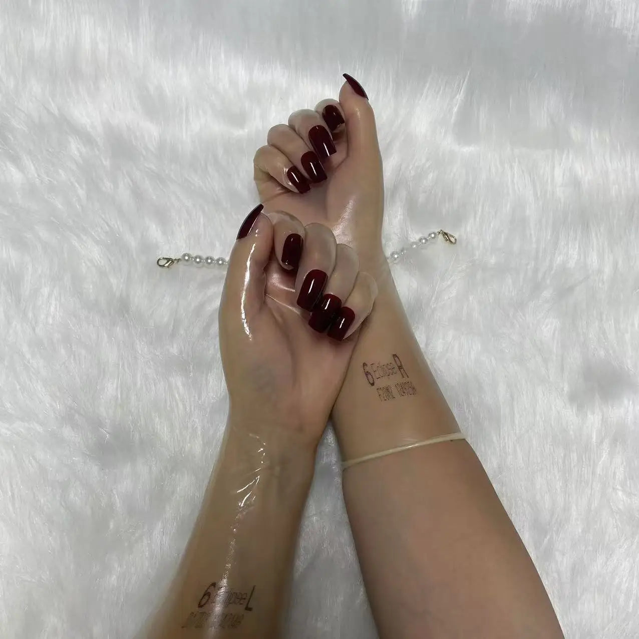 A pair of Malaysian latex material supper thin transparent shiny shiny male to female latex medium long gloves with nail service