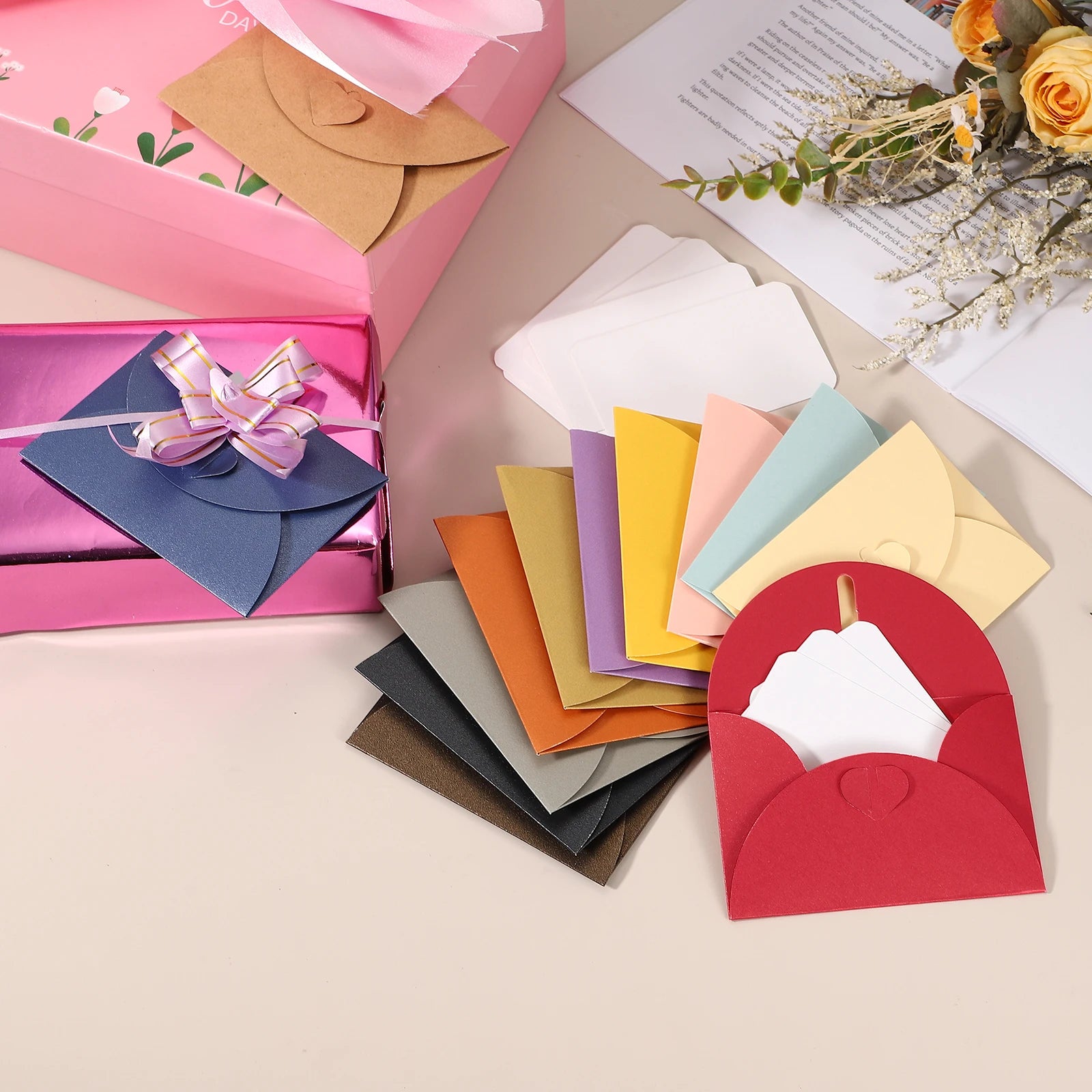 25Sets Mini Envelopes with Heart Clasp 9x5.4cm Blank Note Cards with 10.5x7.5cm Envelopes for Gift Wedding Invitation Graduation