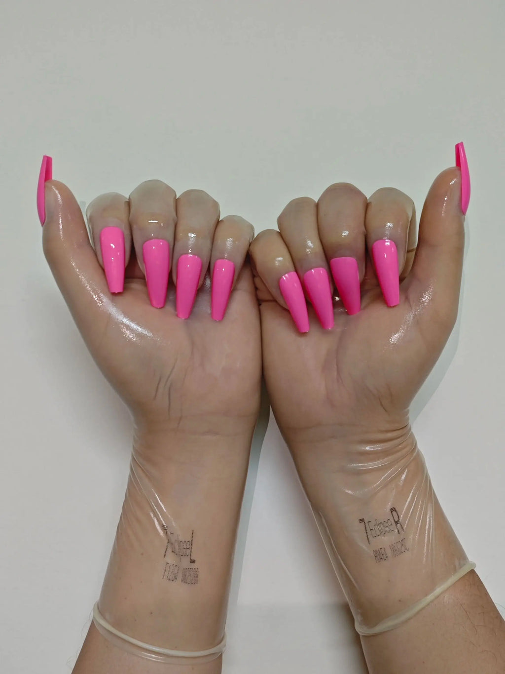 A pair of Malaysian latex material supper thin transparent shiny shiny male to female latex medium long gloves with nail service