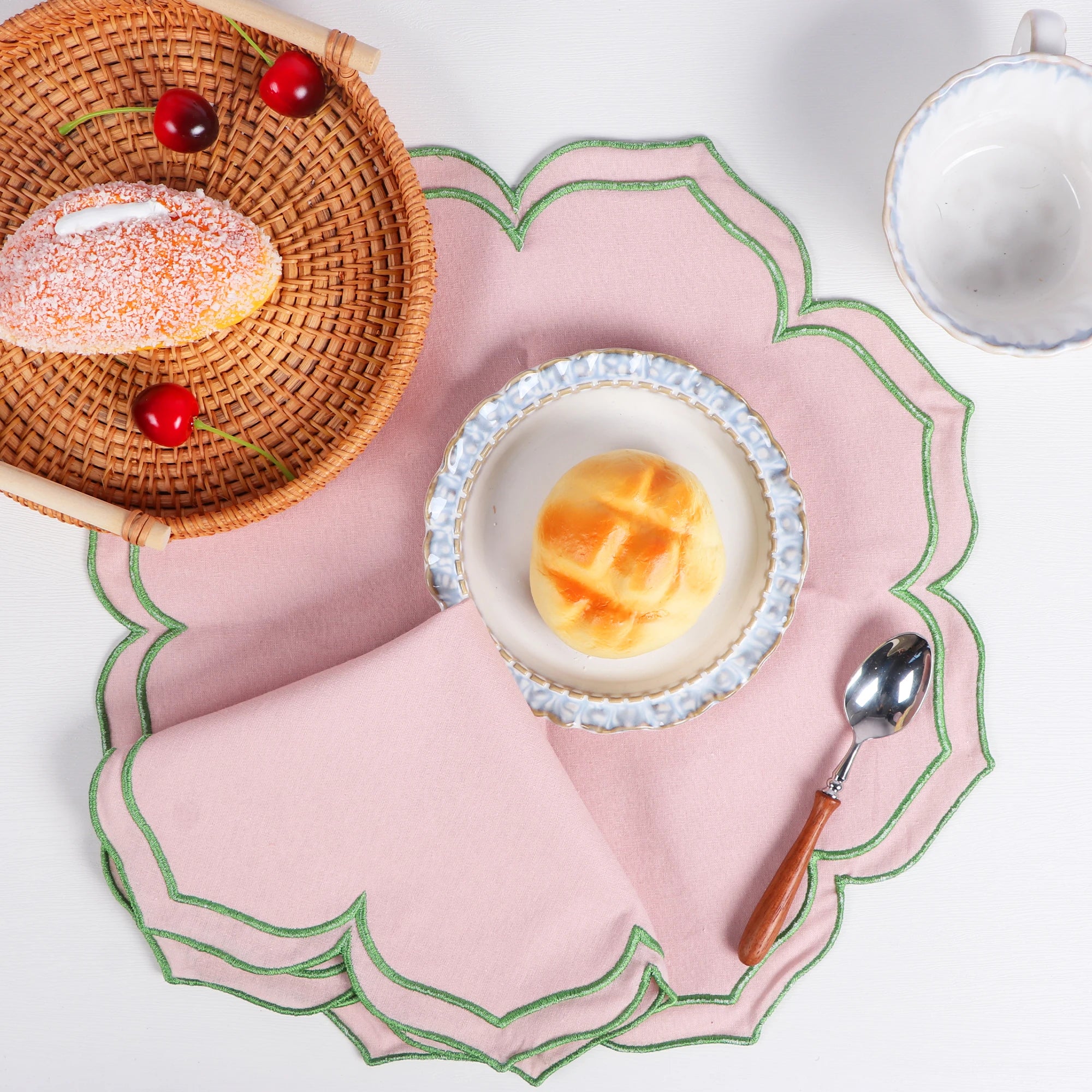 High Quality Embroidered Napkin Vintage Wavy Edge Color Blocking Design Reusable Placemats Wedding Banquet Decoration