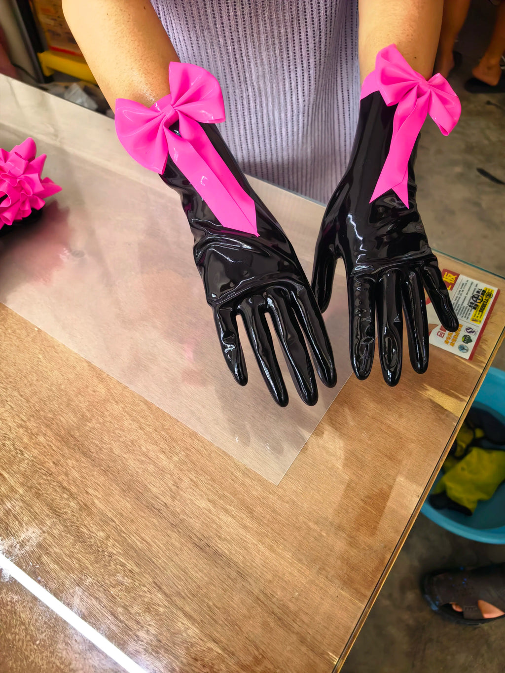 Short latex gloves with color-block design and bowknot