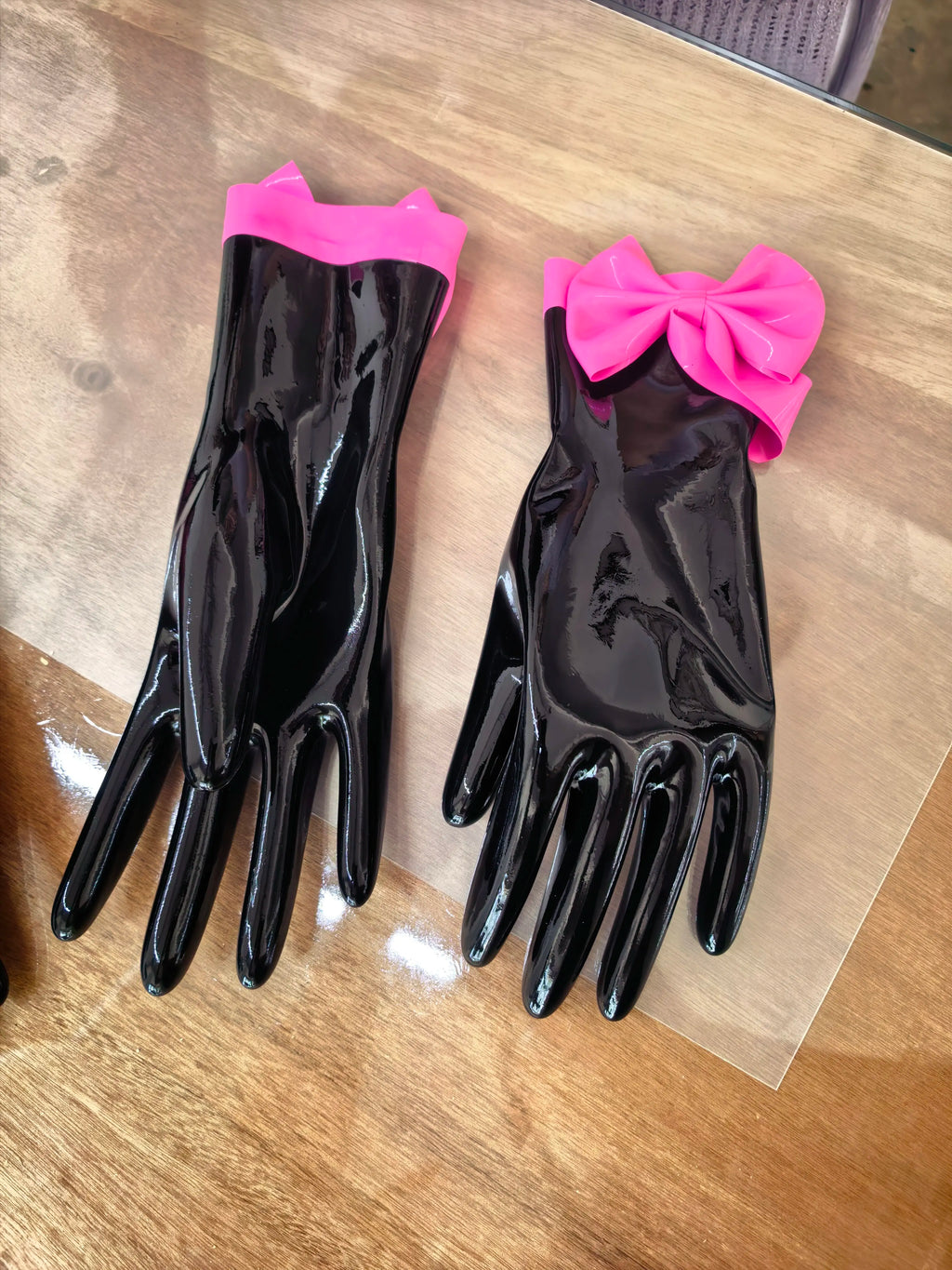 Short latex gloves with color-block design and bowknot