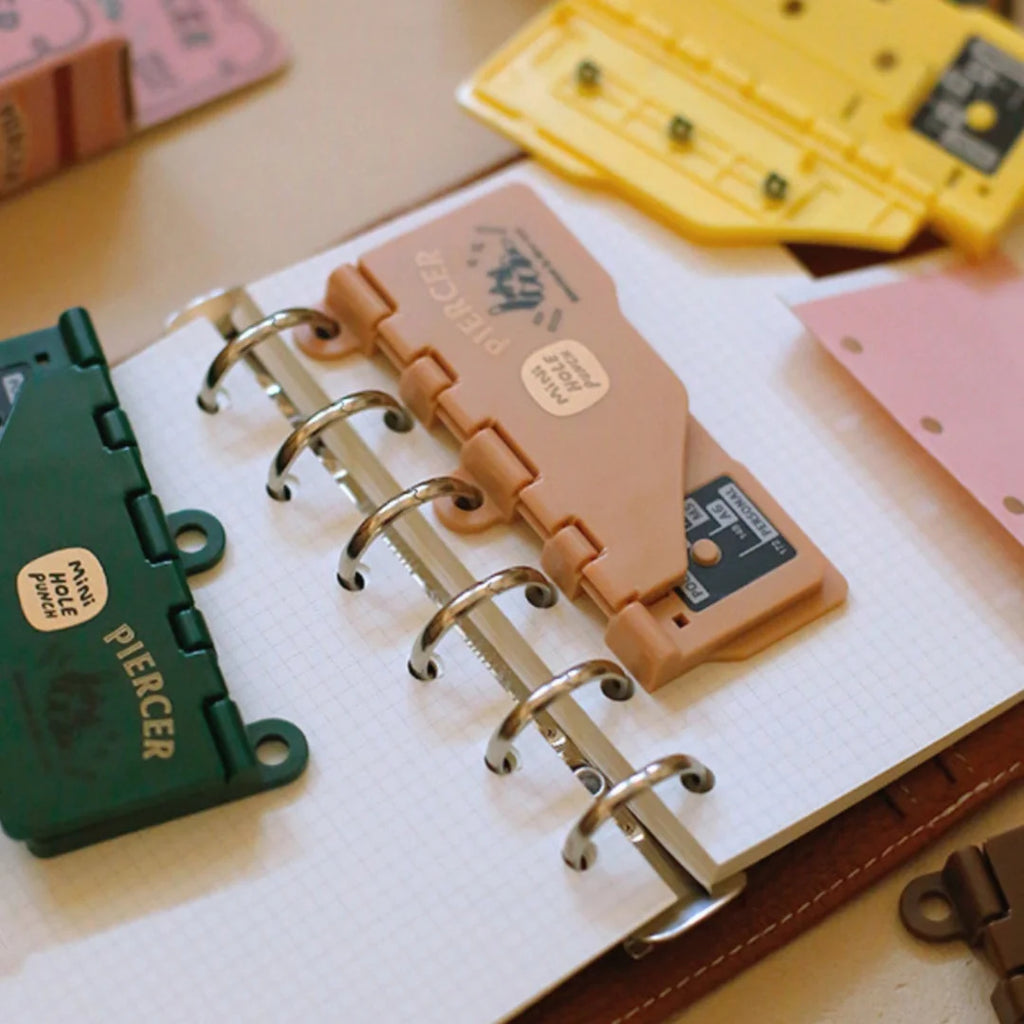 1pc Portable Card Punch, mini Retro Three-Hole Punch, DIY Loose Leaf Core, Suitable for M5/A7/A6 Office Supplies